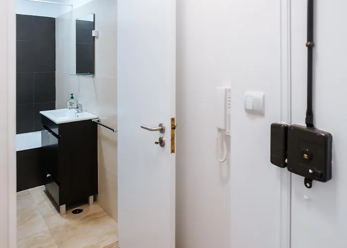 Almirante Reis Downtown Flat E *